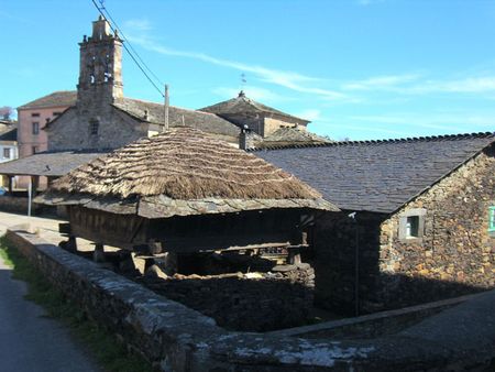 Iglesia y hórreo